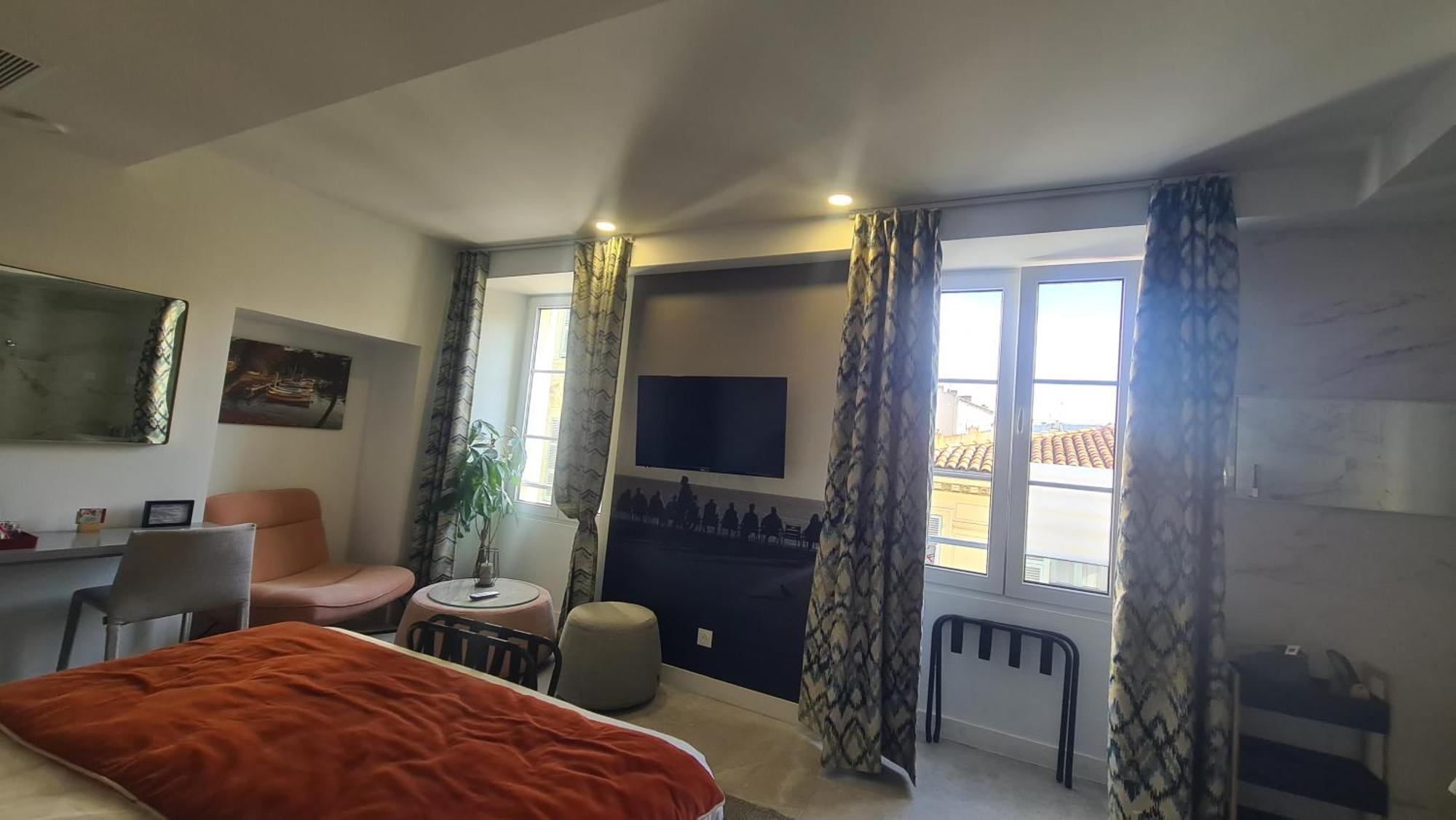 Hotel Le Petit Trianon Et Le Charme Des Nizza