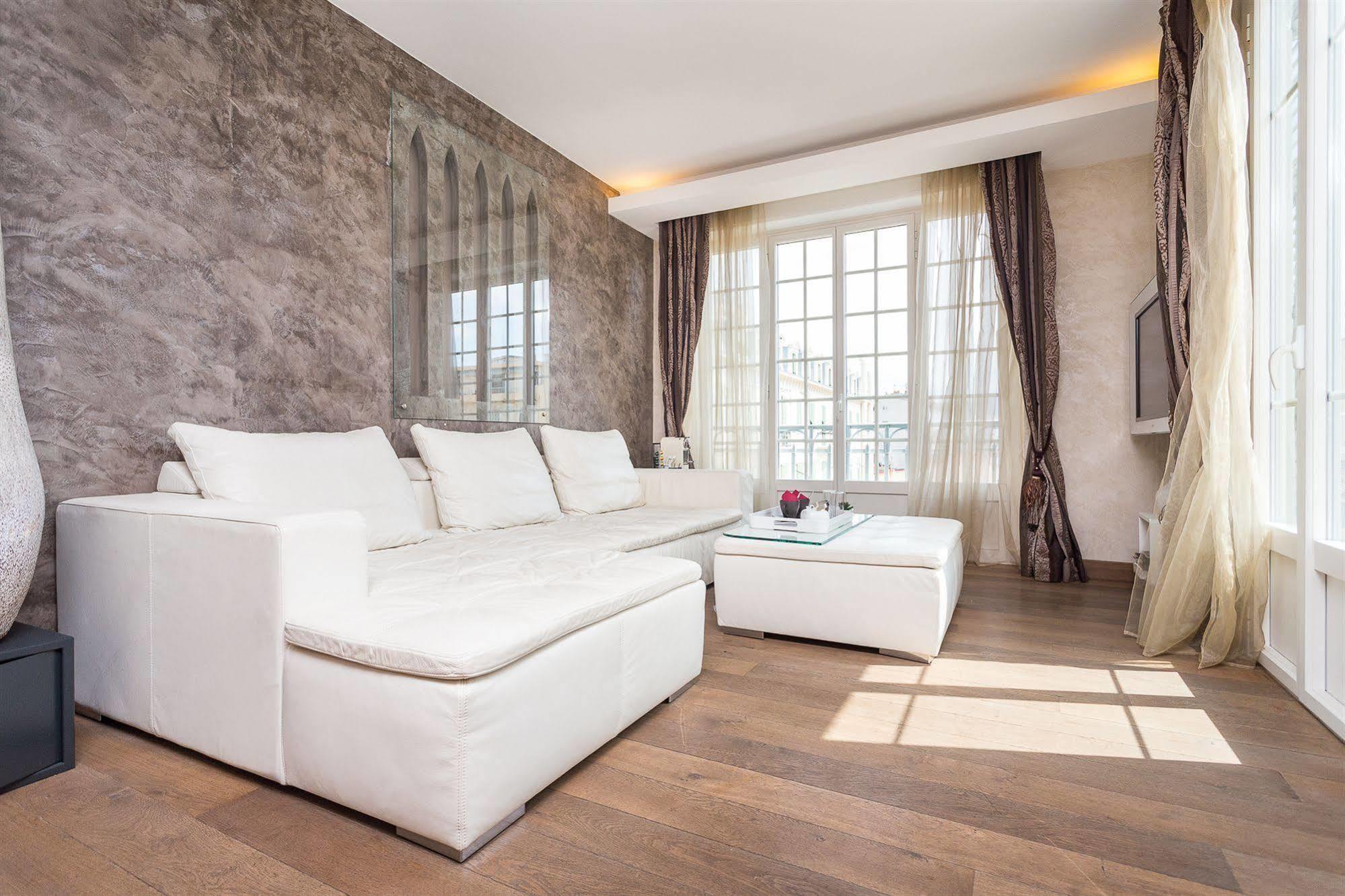 Le Petit Trianon Et Le Charme Des Nizza