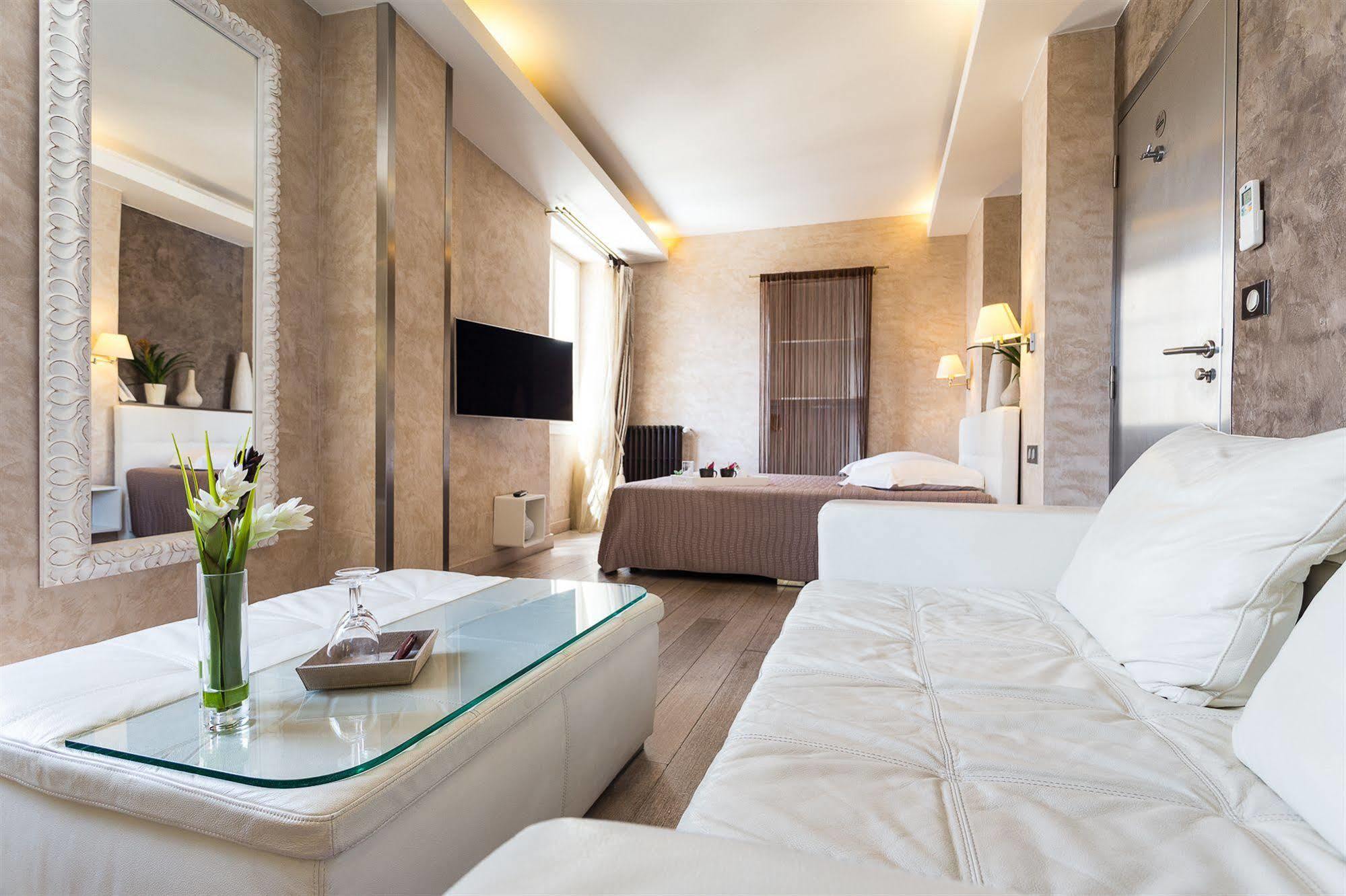 Le Petit Trianon Et Le Charme Des Hotel Nizza